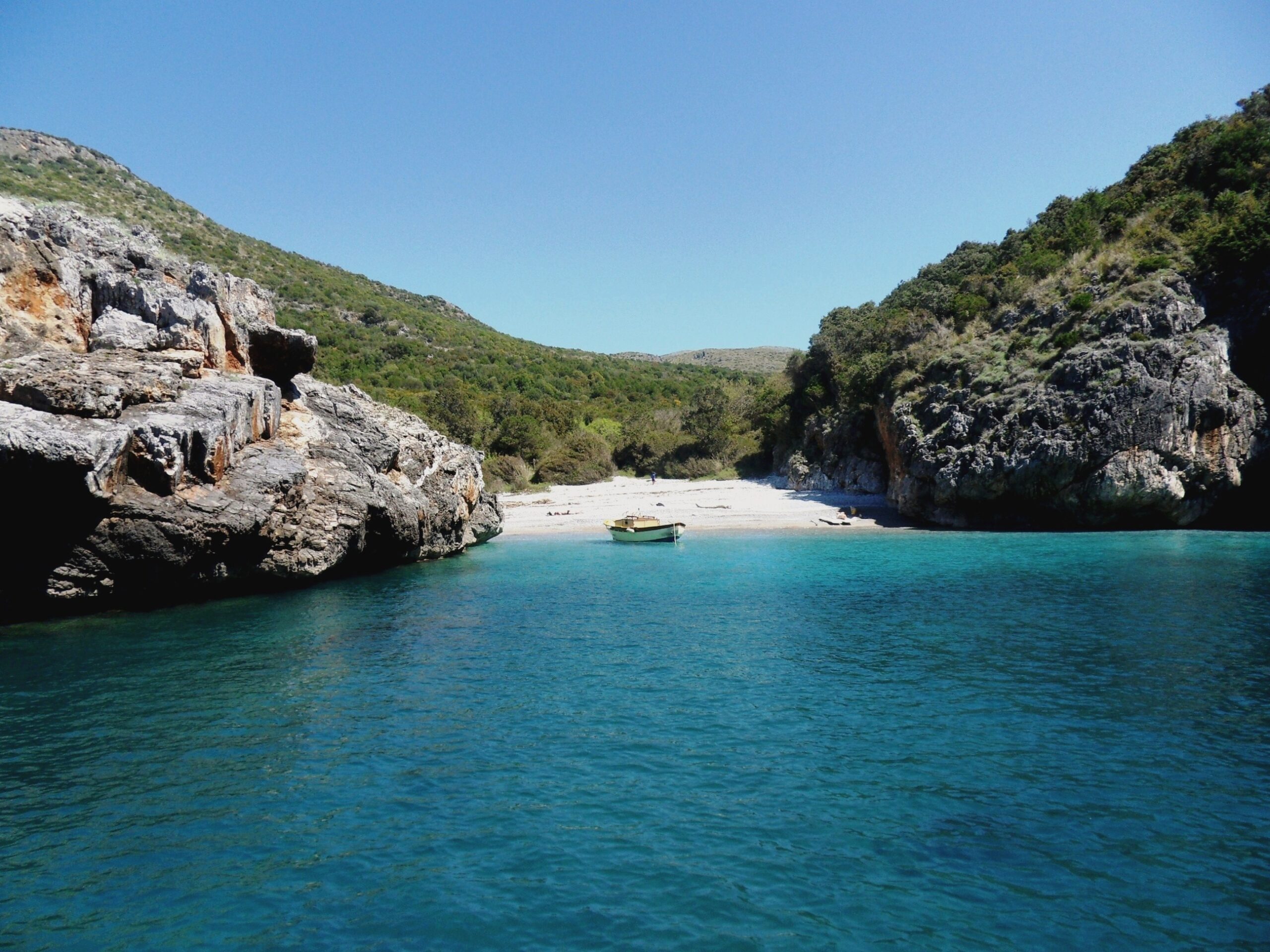 Cala italiana tra roccia, mare e vegetazione mediterranea